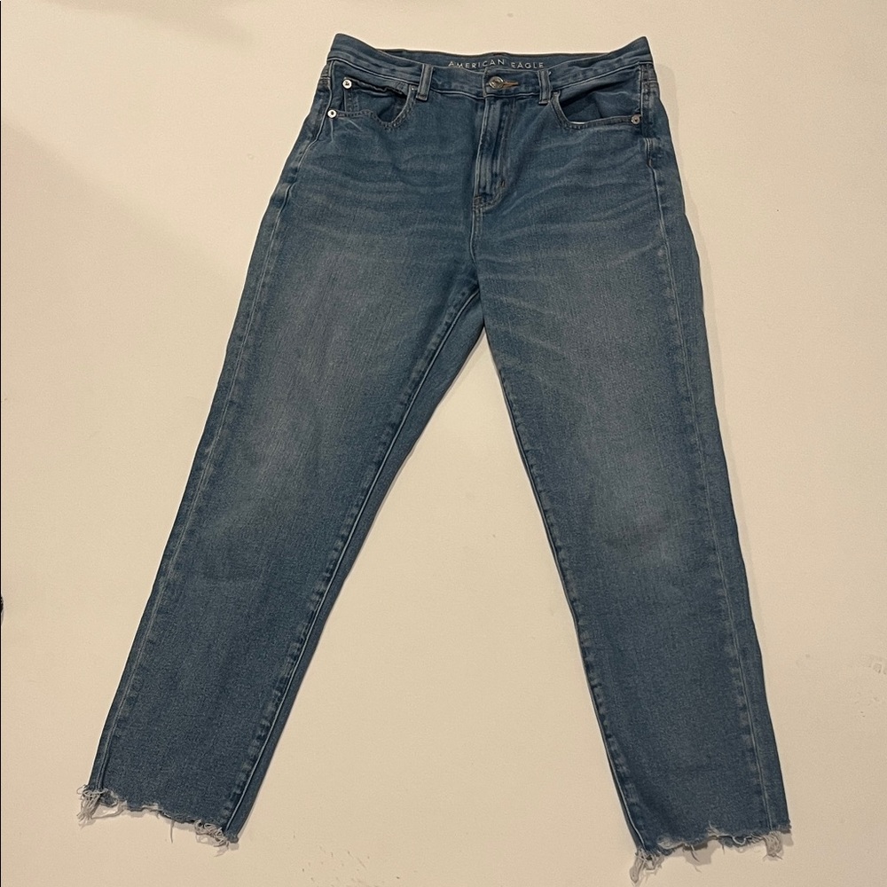 American Eagle Mom Jean raw hem Medium Blue Wash woman’s 8